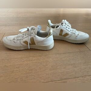 V-10 Bicolor Metallic Low-Top Sneakers US 6